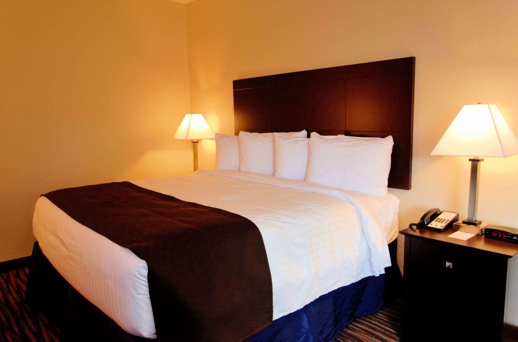 Cobblestone Inn & Suites - Denison | Oak Ridge מראה חיצוני תמונה