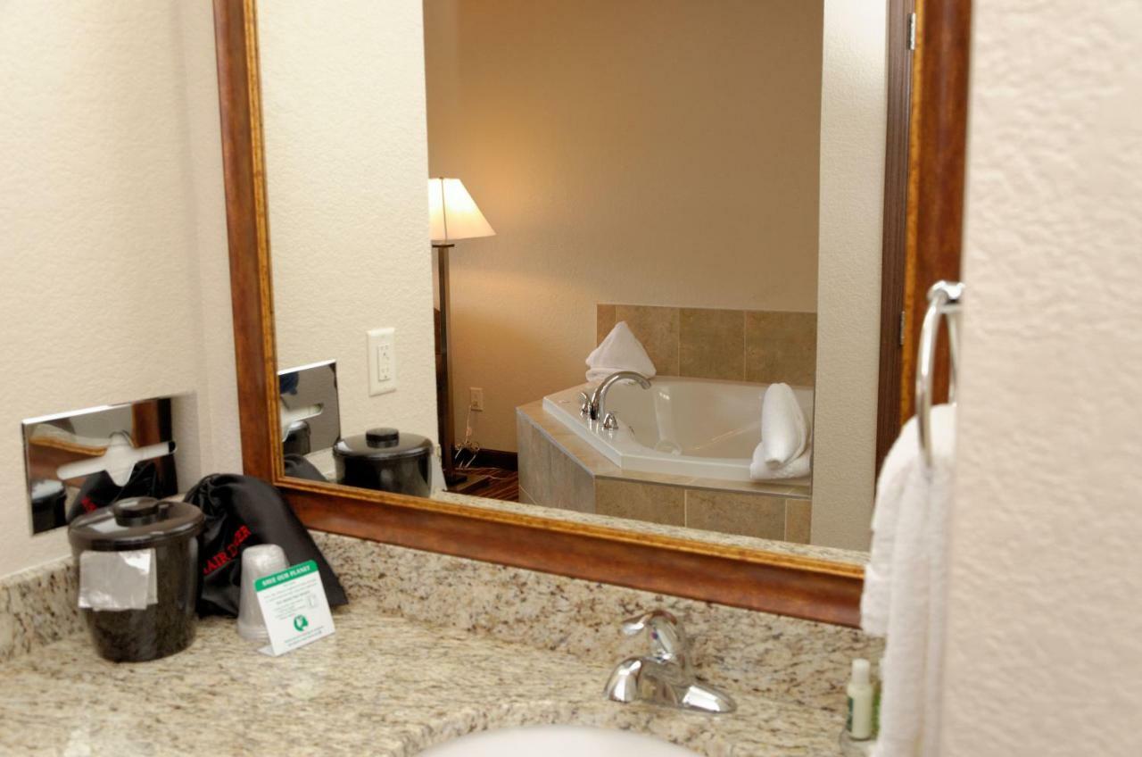 Cobblestone Inn & Suites - Denison | Oak Ridge מראה חיצוני תמונה